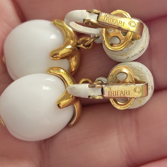 VTG "Crown" Trifari White Milk Glass Waterfall Necklace & Earrings | SIGNED - Picture 7 of 13